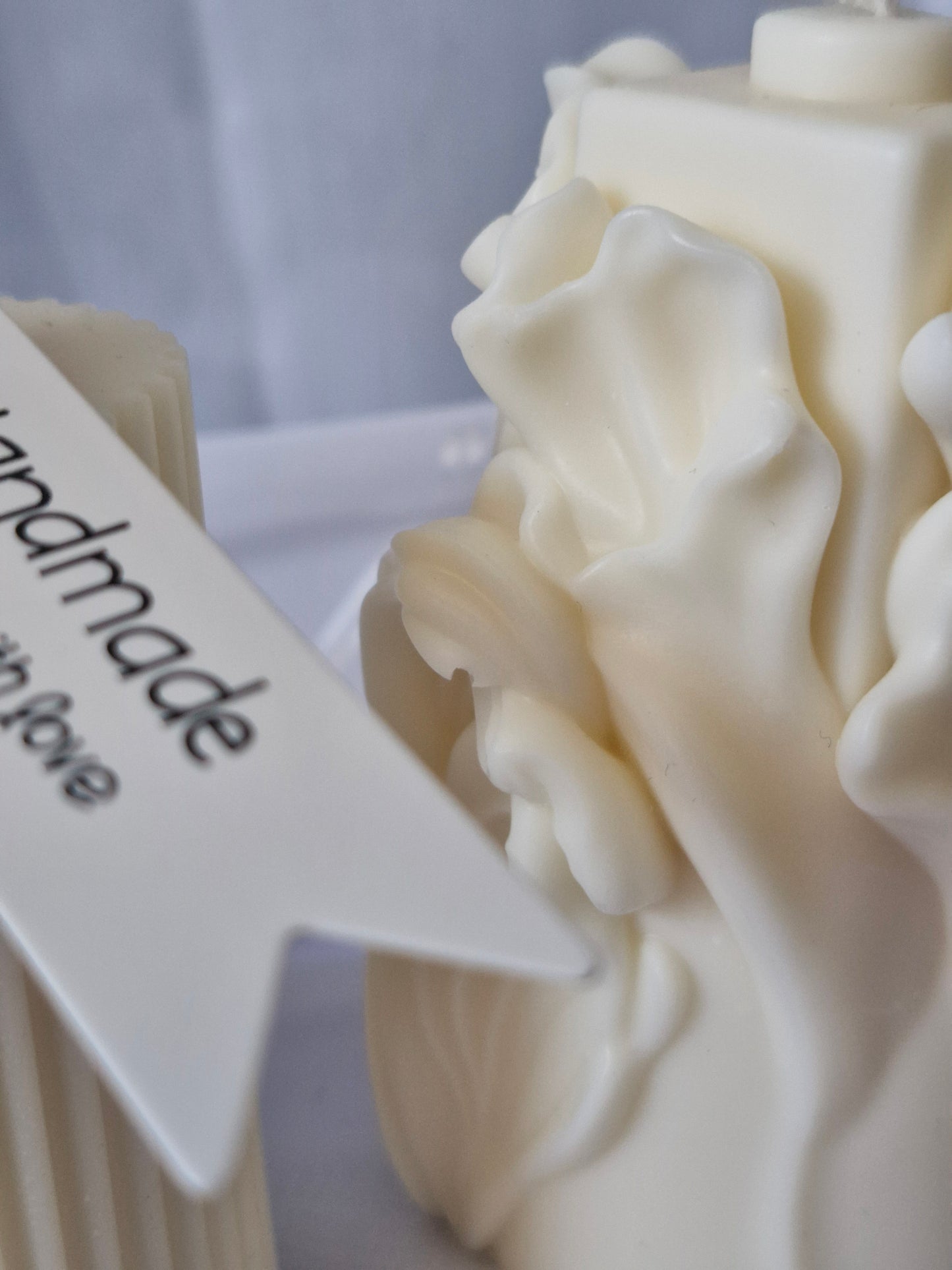 Elegante Skulpturkerze in verspielter Rüschenoptik