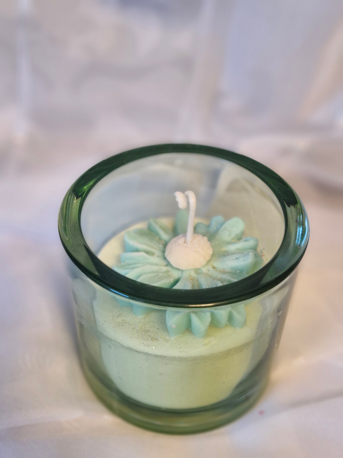 Handgegossene Kerze im Glas