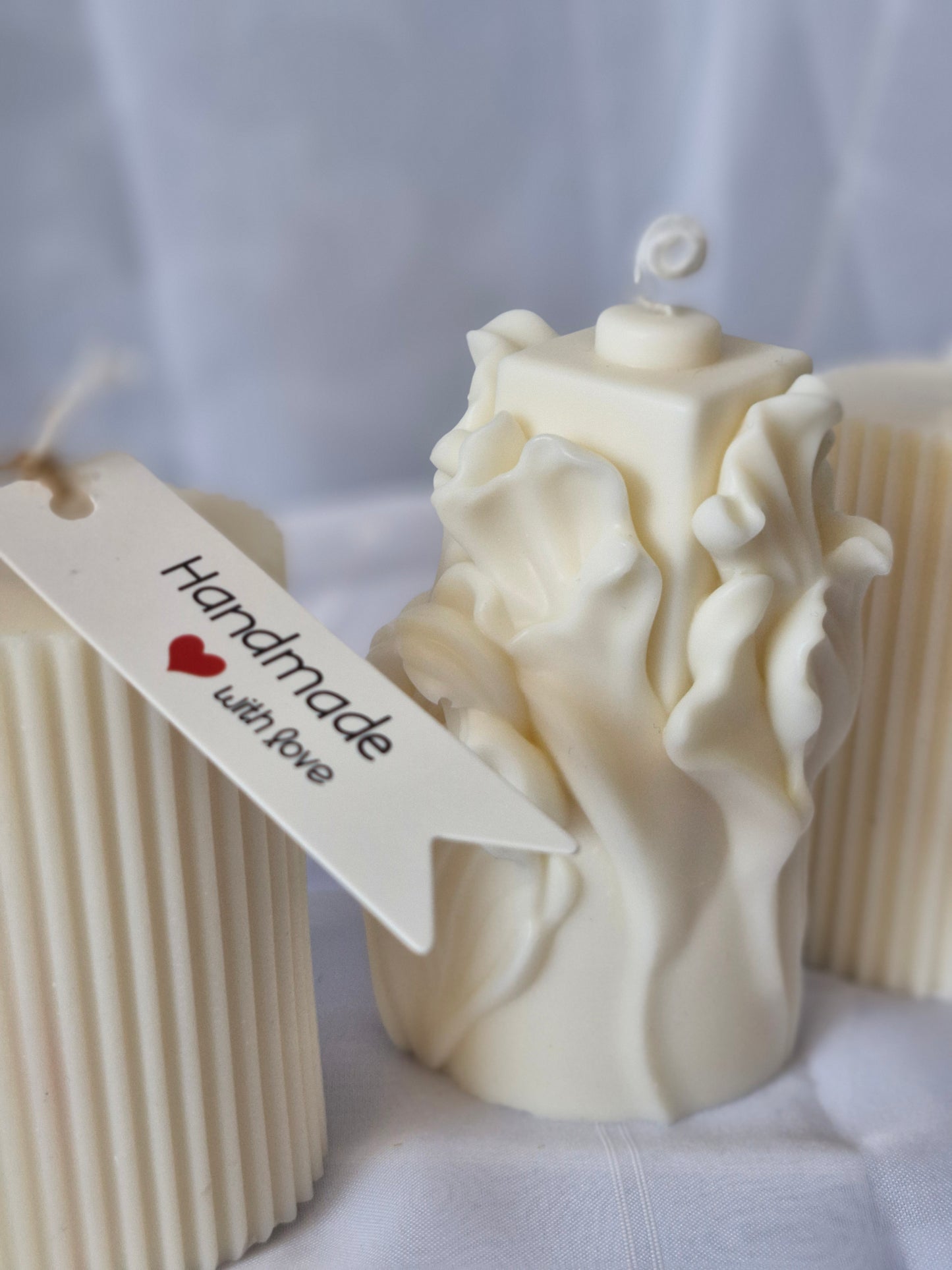 Elegante Skulpturkerze in verspielter Rüschenoptik