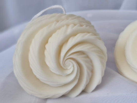 Skulpturkerzte in eleganter Wirbeloptik